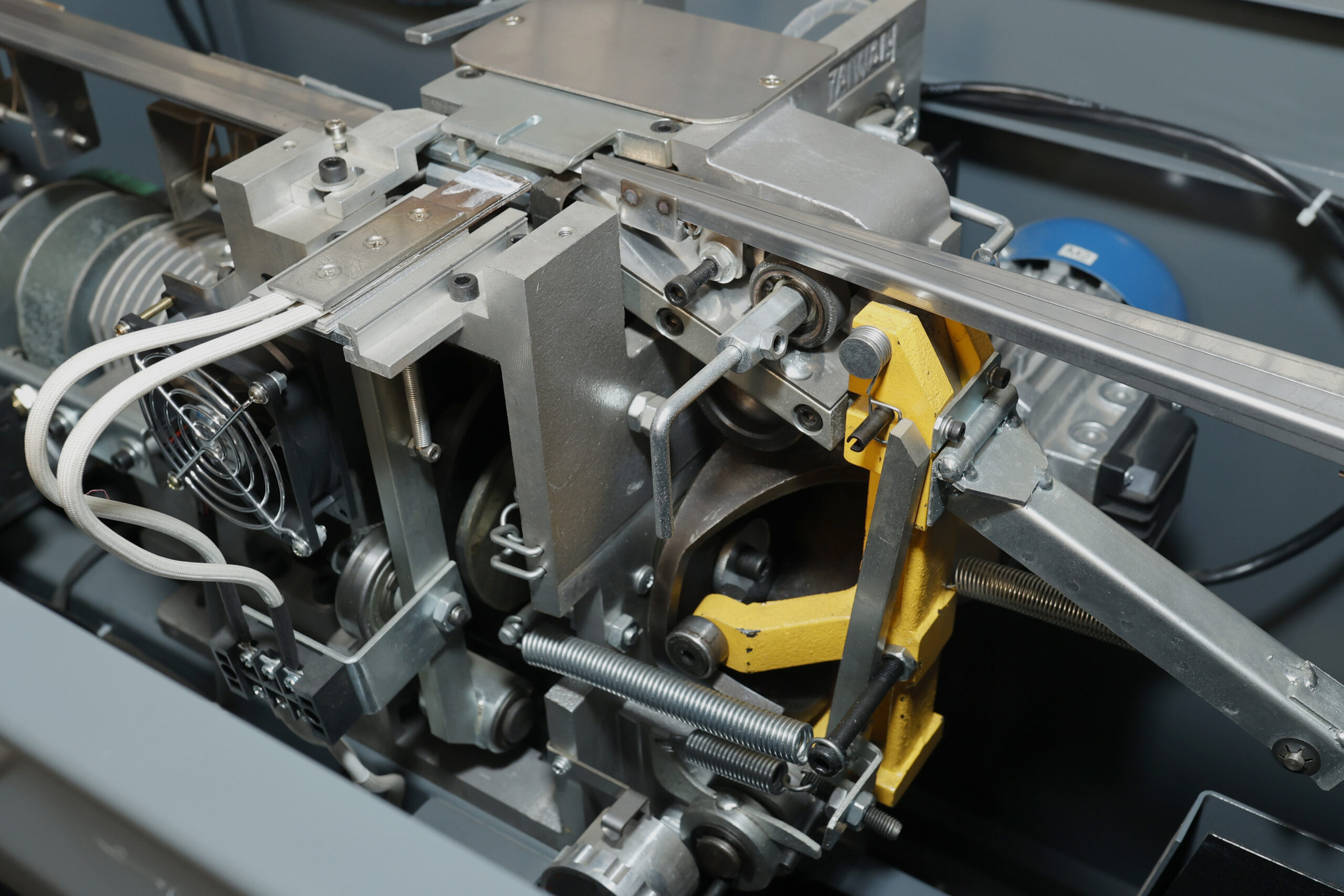 KE-301 Fully Automatic Strapping Machine - Image 4